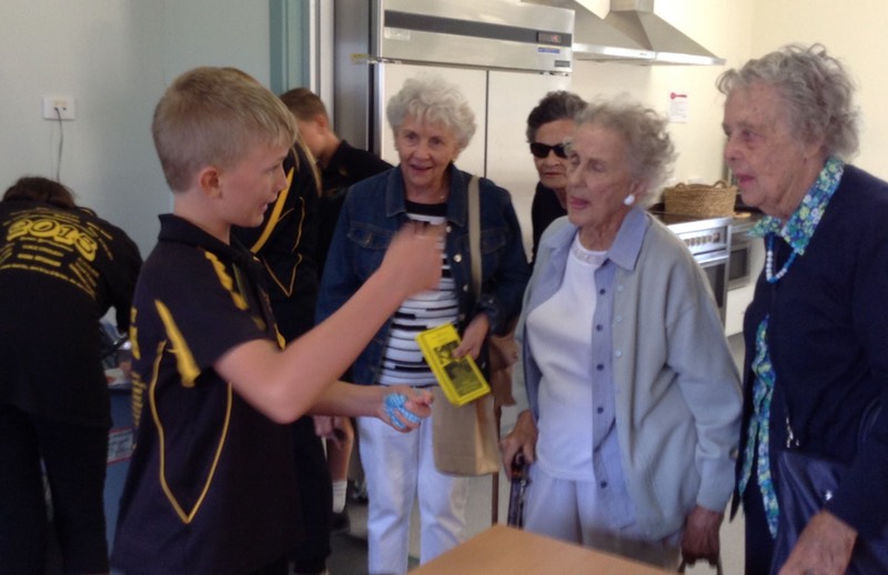 Explaining how to bag apricots.
